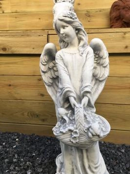Statue aus Stein, Engel stehend mit Korb, schöne schwere Statue