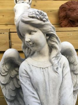 Statue aus Stein, Engel stehend mit Korb, schöne schwere Statue