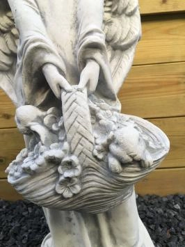 Statue aus Stein, Engel stehend mit Korb, schöne schwere Statue