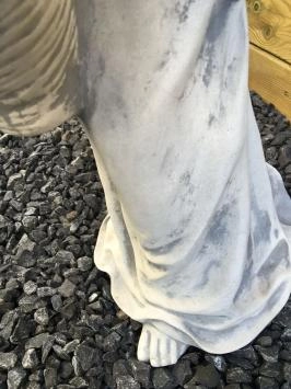 Statue aus Stein, Engel stehend mit Korb, schöne schwere Statue