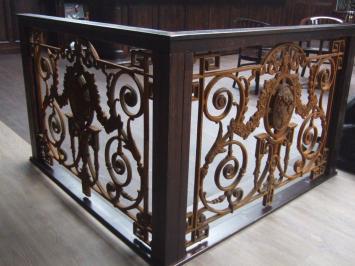 Hekwerk voor b.v. balkon, gietijzer met medaillon