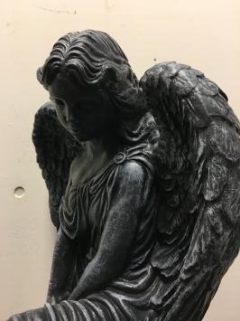 Engel, vol steen, kleur donker, tuinbeeld