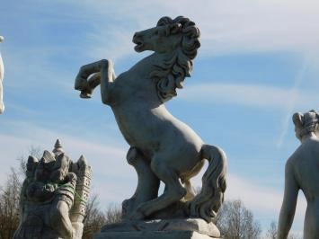 Statue Pferd auf Sockel - 160 cm - Stein