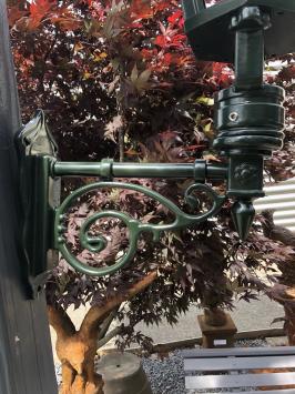 Wandleuchte mit Keramikfassung + Glas, Alt-Borne klein (H-65cm), Aluminium, dunkelgrün oder Schwarz