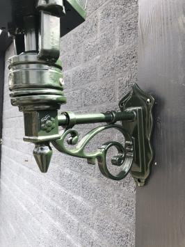 Wandleuchte mit Keramikfassung + Glas, Alt-Borne klein (H-65cm), Aluminium, dunkelgrün oder Schwarz