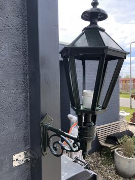 Wandleuchte mit Keramikfassung + Glas, Alt-Borne klein (H-65cm), Aluminium, dunkelgrün oder Schwarz