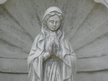 Gartenstatue einer Gebetskapelle mit Maria, komplett aus Stein, wetterfest