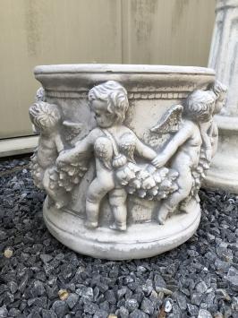 bloempot-vaas uit vol steen met engelen