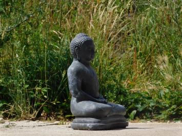 Boeddha in meditatie, gemaakt van vol steen grijs