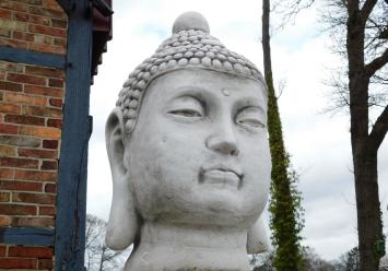 Buddha auf Sockel - 130 cm - Stein