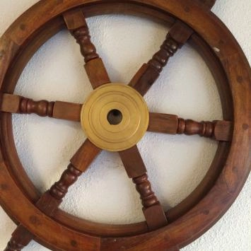Massief botenstuur hout met koperen naaf, deco
