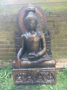 Thailändische Buddha-Statue auf massivem Steinthron