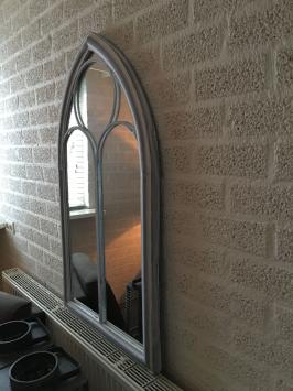 Grote forse kerkspiegel, heel fraai in vorm