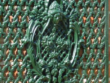 Gietijzeren hekwerk, rooster, wand, deur en raam