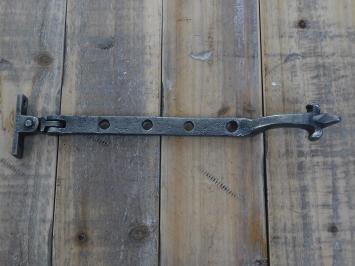 Smeedijzeren raamsluiting, middeleeuws slot van de hoogste kwaliteit 'craftsmanship'