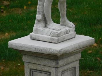 David, biblische Figur auf Sockel, Gartenstatue aus Stein, weiß/grau