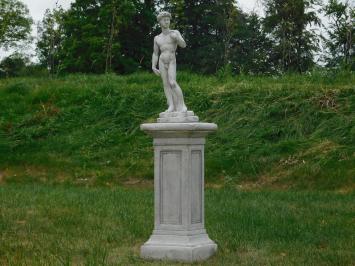 David, biblische Figur auf Sockel, Gartenstatue aus Stein, weiß/grau