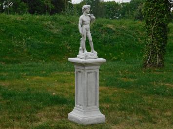 David, biblische Figur auf Sockel, Gartenstatue aus Stein, weiß/grau