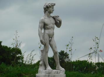 David, biblische Figur auf Sockel, Gartenstatue aus Stein, weiß/grau
