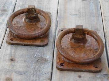 Rustikale große rostfarbene Ringe als Türschließer/Torschließer-Set