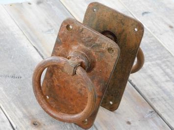 Rustikale große rostfarbene Ringe als Türschließer/Torschließer-Set