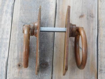 Rustikale große rostfarbene Ringe als Türschließer/Torschließer-Set