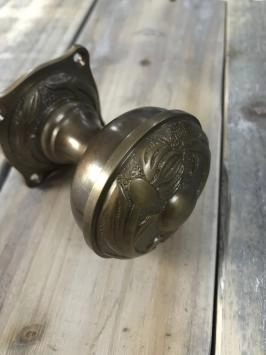 Deurknop, Art Nouveau Knop met Rosette, gepatineerd messing, draaibaar