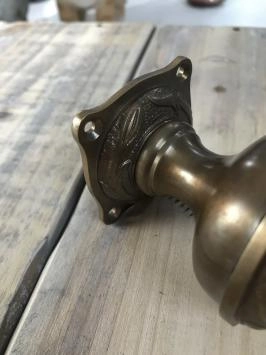 Deurknop, Art Nouveau Knop met Rosette, gepatineerd messing, draaibaar