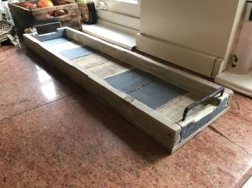 Tablett aus recyceltem Holz mit stabilen Metallgriffen