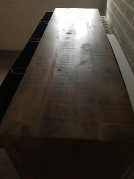 Attraktives Sideboard mit 2 Schiebetüren und 4 Schubladen, mit Eisenrollen