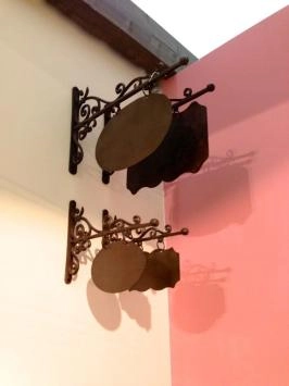 Haus oder Ladenschild, Metallversion mit Seitenarm