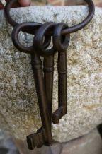 Vorhängeschloss aus antikem Eisen mit Logo des Königshauses