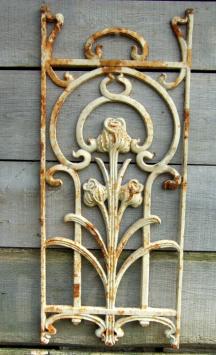 Metalen sierrek, art nouveau, rozenrek als landelijke decoratie, wandrek tulp.