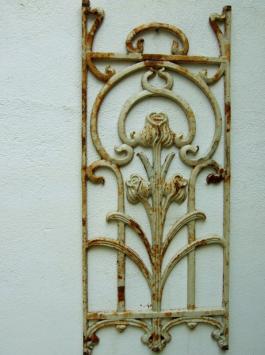 Metalen sierrek, art nouveau, rozenrek als landelijke decoratie, wandrek tulp.