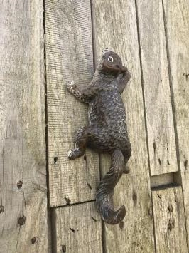 Wanddekoration aus Gusseisen – kletterndes Eichhörnchen – braun