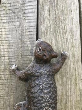 Wanddekoration aus Gusseisen – kletterndes Eichhörnchen – braun