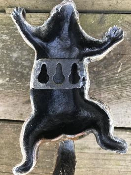 Wanddekoration aus Gusseisen – kletterndes Eichhörnchen – braun