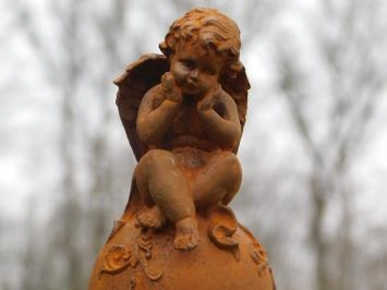 Engel op Bol - Gietijzer - Oxide