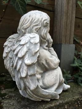 Engel zittend vol steen, mooi in detail