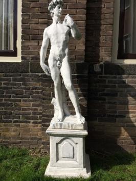 Große Steinskulptur der biblischen Figur David auf Sockel