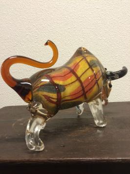 Mooie grote zware stier van vol glas, prachtig