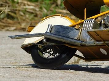 Handgefertigtes Motorrad, Maßstabsmodell, Metall, gelb