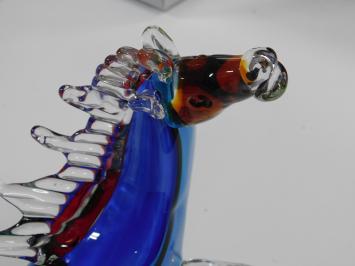 Glasgeblasenes Pferd im Muranostil, farbenfroh