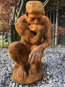 Sculptuur van de Denker, imposant kunstwerk, gietijzer