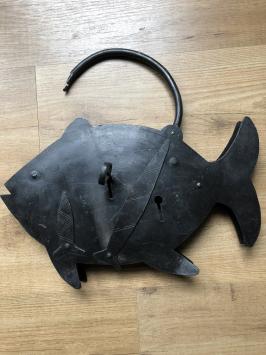 Großes Metallschloss in Form eines großen Fisches, toll und einzigartig!