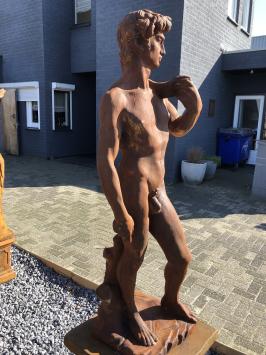 Große Steinoxid-Skulptur der biblischen Figur David auf Sockel