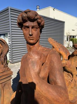 Große Steinoxid-Skulptur der biblischen Figur David auf Sockel