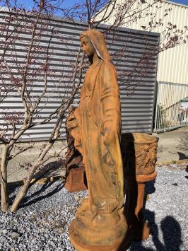Mutter Maria, große Oxidstatue aus Stein auf Sockel