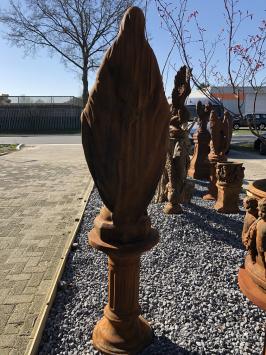 Mutter Maria, große Oxidstatue aus Stein auf Sockel