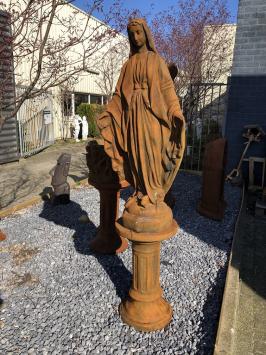 Mutter Maria, große Oxidstatue aus Stein auf Sockel